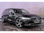 Volvo V60 B4 Geartronic R-Design | Navigatie | Schuif-/Kanteldak | Getint Glas | Head-Up Display | 360 Camera | Adaptieve Cruise Control | Stoelverwarming Voor + Achter | Dodehoekdetectie | Parkeerverwarming | Lederen Bekleding | Park Assist | Harman Kardon Audio | Stuurverwarming | Zitverlenging | 19" LM