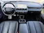 Hyundai Ioniq 5 Lounge 77.4 kWh / SOH 98% / Panoramadak / Fabrieksgarantie tot 12-2027 / Dealer Onderhouden / Bose / Warmtepomp / HUD / 360 Camera / Dodehoek Detectie / Navigatie / Lederen Bekleding / Stoel & Stuurwiel Verwarming / Stoel Ventilatie / Achterbank Verwarming / Adaptieve Cruise /