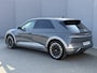 Hyundai Ioniq 5 Lounge 77.4 kWh / SOH 98% / Panoramadak / Fabrieksgarantie tot 12-2027 / Dealer Onderhouden / Bose / Warmtepomp / HUD / 360 Camera / Dodehoek Detectie / Navigatie / Lederen Bekleding / Stoel & Stuurwiel Verwarming / Stoel Ventilatie / Achterbank Verwarming / Adaptieve Cruise /
