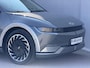 Hyundai Ioniq 5 Lounge 77.4 kWh / SOH 98% / Panoramadak / Fabrieksgarantie tot 12-2027 / Dealer Onderhouden / Bose / Warmtepomp / HUD / 360 Camera / Dodehoek Detectie / Navigatie / Lederen Bekleding / Stoel & Stuurwiel Verwarming / Stoel Ventilatie / Achterbank Verwarming / Adaptieve Cruise /