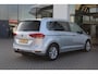 Volkswagen Touran 1.8 TSI Highline 132KW/180PK DSG, nieuw door ons geleverd en onderhouden, Automatische airco, lichtmetalen velgen, parkeersensoren voor en achter, adaptive cruisecontrol, Bearlock antidiefstal slot, alarm.