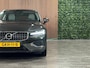 Volvo V60 T6 AWD Recharge Inscription | Pine Grey! | Trekhaak | Schuifdak | All Season banden | Stoel en Stuurwielverwarming | 19 Inch | Bestuurdersstoel elektrisch geheugen | Lederen bekleding | Zitting verlenging voorstoelen | Parkeercamera | Cruise Control | Keyless Drive | Parkeersensoren voor+achter | Privacy Glass | Elektrisch bedienbare achterklep | DAB Radio | Apple Carplay/Android Auto | Pine Grey Metallic met Blond Lederen interieur |