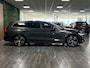 Volvo V60 T6 AWD Recharge Inscription | Pine Grey! | Trekhaak | Schuifdak | All Season banden | Stoel en Stuurwielverwarming | 19 Inch | Bestuurdersstoel elektrisch geheugen | Lederen bekleding | Zitting verlenging voorstoelen | Parkeercamera | Cruise Control | Keyless Drive | Parkeersensoren voor+achter | Privacy Glass | Elektrisch bedienbare achterklep | DAB Radio | Apple Carplay/Android Auto | Pine Grey Metallic met Blond Lederen interieur |