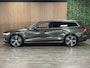 Volvo V60 T6 AWD Recharge Inscription | Pine Grey! | Trekhaak | Schuifdak | All Season banden | Stoel en Stuurwielverwarming | 19 Inch | Bestuurdersstoel elektrisch geheugen | Lederen bekleding | Zitting verlenging voorstoelen | Parkeercamera | Cruise Control | Keyless Drive | Parkeersensoren voor+achter | Privacy Glass | Elektrisch bedienbare achterklep | DAB Radio | Apple Carplay/Android Auto | Pine Grey Metallic met Blond Lederen interieur |