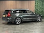 Volvo V60 T6 AWD Recharge Inscription | Pine Grey! | Trekhaak | Schuifdak | All Season banden | Stoel en Stuurwielverwarming | 19 Inch | Bestuurdersstoel elektrisch geheugen | Lederen bekleding | Zitting verlenging voorstoelen | Parkeercamera | Cruise Control | Keyless Drive | Parkeersensoren voor+achter | Privacy Glass | Elektrisch bedienbare achterklep | DAB Radio | Apple Carplay/Android Auto | Pine Grey Metallic met Blond Lederen interieur |