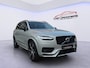 Volvo XC90 T8 R-Design Recharge AWD Ultimate Dark 7 Persoons /Luchtvering/Apple Carplay/360 camera/Panodak/Stoel-stuurverw./HUD/H&K audio/Adaptive Cruise/Full LED/Trekhaak/(MET GARANTIE*)