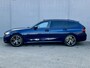 BMW 3-Serie Touring 330e xDrive M Sport Plug-in PHEV Automaat / FACE LIFT / Shadow Line / Panorama dak / Wide Screen / 1500kg Trekgewicht / M-pakket / Parkeerassistent-pakket / 18" breedset LM wielen / Elektrische achterklep / Elektrische Stoelen / HUD / Apple Carplay/Android /
