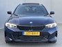 BMW 3-Serie Touring 330e xDrive M Sport Plug-in PHEV Automaat / FACE LIFT / Shadow Line / Panorama dak / Wide Screen / 1500kg Trekgewicht / M-pakket / Parkeerassistent-pakket / 18" breedset LM wielen / Elektrische achterklep / Elektrische Stoelen / HUD / Apple Carplay/Android /