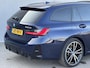 BMW 3-Serie Touring 330e xDrive M Sport PHEV / FACE LIFT / Shadow Line / Panorama dak / Wide Screen / 1500kg Trekgewicht / M-pakket /  Parkeerassistent-pakket / 18" breedset LM wielen / Elektrische achterklep / Elektrische Stoelen / HUD /  Apple Carplay/Android /