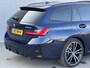 BMW 3-Serie Touring 330e xDrive M Sport Plug-in PHEV Automaat / FACE LIFT / Shadow Line / Panorama dak / Wide Screen / 1500kg Trekgewicht / M-pakket / Parkeerassistent-pakket / 18" breedset LM wielen / Elektrische achterklep / Elektrische Stoelen / HUD / Apple Carplay/Android /