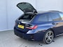 BMW 3-Serie Touring 330e xDrive M Sport Plug-in PHEV Automaat / FACE LIFT / Shadow Line / Panorama dak / Wide Screen / 1500kg Trekgewicht / M-pakket / Parkeerassistent-pakket / 18" breedset LM wielen / Elektrische achterklep / Elektrische Stoelen / HUD / Apple Carplay/Android /