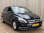 Mercedes-Benz B-klasse 180 Prestige *Afn. Trekhaak* Camera / Xenon / Stoelverw. / Privacy Glass + Chrome / Navigatie / Bluetooth / Cruise + Limiter
