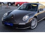 Porsche 911 997.2 3.6 Carrera PDK MK2| 2 eig. | Org.NL NAP | Schuifdak | Volleder | Sportuitlaat | 19 inch | MY 2009 | Macadamia Metallic PTS | Volledig Onderhouden