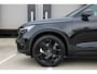 Volvo EC40 Twin Motor Ultra Black Edition 82 kWh | Nieuwprijs van €61.500,-+ | Elektrisch bedienbare bestuurdersstoel met geheugen | Park Assist voor + achter | 360-Camera | Premium Audio by Harman Kardon | Adaptieve Cruise Control | Pilot Assist | Glazen panoramisch dak | Extra getint glas achter | Blind Spot Information System | Google Services | 20'' Lichtmetalen wielen |