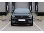 Volvo EC40 Twin Motor Ultra Black Edition 82 kWh | Nieuwprijs van €61.500,-+ | Elektrisch bedienbare bestuurdersstoel met geheugen | Park Assist voor + achter | 360-Camera | Premium Audio by Harman Kardon | Adaptieve Cruise Control | Pilot Assist | Glazen panoramisch dak | Extra getint glas achter | Blind Spot Information System | Google Services | 20'' Lichtmetalen wielen |