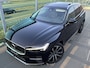 Volvo XC60 2.0 T6 Plug-in hybrid AWD Ultra Bright / Luchtvering / Trekhaak / Pano. dak / Massage stoelen / Elek. verstelbare stoelen / Geventileerde en verwarmde stoelen / Harman Kardon / 360 camera /