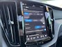 Volvo XC60 2.0 T6 Plug-in hybrid AWD Ultra Bright / Luchtvering / Trekhaak / Pano. dak / Massage stoelen / Elek. verstelbare stoelen / Geventileerde en verwarmde stoelen / Harman Kardon / 360 camera /