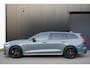 Volvo V60 2.0 T6 Plug-in hybrid AWD Ultimate Dark long range Heico Edition | Heico uitlaat met klep | Heico bodypakket | Dealer onderhouden | HUD | Pano | Harman Kardon | Trekhaak | Lederen dashboard | Black pakket |