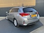Toyota Auris Touring Sports 1.8 Hybrid Lease+ | Panodak | Stoelverw. | Parkeersensoren V&A | Camera | Prijs Rijklaar!!
