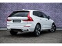 Volvo XC60 Plug-in Hybrid T6 AWD Plus Dark | Long Range | Harman Kardon audio | 360 graden camera | Stoel- en stuurverwarming | Adaptive cruise control | Voorruitverwarming | Dode hoek detectie BLIS | Actieve LED koplampen | Verwarmbare achterbank | Getint glas |