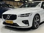 Volvo S60 2.0 B3 R-Design DISTR.RIEM = VERVANGEN I NAVI + CAMERA I LED I 19-INCH I KEURIG NETJES I TREKHAAK
