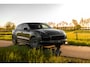 Porsche Cayenne Coupé 3.0 E-Hybrid Platinum Edition Sport Design Luchtvering Pano Soft Black Optic Close 22''