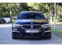 BMW 5-Serie M550i xDrive Executive M-Sport | Merino leder | 20" | Driving Assistent Plus | Comfort stoel met geheugen | Real-Time Traffic information | Zonnerolgordijnen achter | Stoelverwarming voor en achter | Etc.