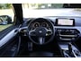 BMW 5-Serie M550i xDrive Executive M-Sport | Merino leder | 20" | Driving Assistent Plus | Comfort stoel met geheugen | Real-Time Traffic information | Zonnerolgordijnen achter | Stoelverwarming voor en achter | Etc.