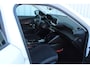 Peugeot e-2008 EV Active Pack 50 kWh | Incl. 12 maanden garantie | Cruise control | Rijstrook assistent | Climate control | Apple carplay/Andriod auto | DAB radio | Navigatie | Afneembare trekhaak