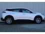 Peugeot e-2008 EV Active Pack 50 kWh | Incl. 12 maanden garantie | Cruise control | Rijstrook assistent | Climate control | Apple carplay/Andriod auto | DAB radio | Navigatie | Afneembare trekhaak