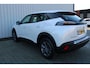 Peugeot e-2008 EV Active Pack 50 kWh | Incl. 12 maanden garantie | Cruise control | Rijstrook assistent | Climate control | Apple carplay/Andriod auto | DAB radio | Navigatie | Afneembare trekhaak