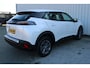 Peugeot e-2008 EV Active Pack 50 kWh | Incl. 12 maanden garantie | Cruise control | Rijstrook assistent | Climate control | Apple carplay/Andriod auto | DAB radio | Navigatie | Afneembare trekhaak
