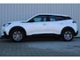 Peugeot e-2008 EV Active Pack 50 kWh | Incl. 12 maanden garantie | Cruise control | Rijstrook assistent | Climate control | Apple carplay/Andriod auto | DAB radio | Navigatie | Afneembare trekhaak