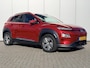 Hyundai Kona Electric EV Premium 64 kWh Automaat / NL auto / Accu SoH 100% / Batterijgarantie 8 jaar 160.000 km / Dealer onderhouden / WLTP 484 km / Warmtepomp / Leder / Navigatie / HUD / Krell audio / Stuur- en stoelverwarming / Stoelventilatie /