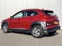 Hyundai Kona Electric EV Premium 64 kWh Automaat / NL auto / Accu SoH 100% / Batterijgarantie 8 jaar 160.000 km / Dealer onderhouden / WLTP 484 km / Warmtepomp / Leder / Navigatie / HUD / Krell audio / Stuur- en stoelverwarming / Stoelventilatie /