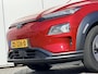 Hyundai Kona Electric EV Premium 64 kWh Automaat / NL auto / Accu SoH 100% / Batterijgarantie 8 jaar 160.000 km / Dealer onderhouden / WLTP 484 km / Warmtepomp / Leder / Navigatie / HUD / Krell audio / Stuur- en stoelverwarming / Stoelventilatie /