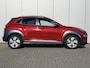 Hyundai Kona Electric EV Premium 64 kWh Automaat / NL auto / Accu SoH 100% / Batterijgarantie 8 jaar 160.000 km / Dealer onderhouden / WLTP 484 km / Warmtepomp / Leder / Navigatie / HUD / Krell audio / Stuur- en stoelverwarming / Stoelventilatie /