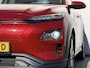 Hyundai Kona Electric EV Premium 64 kWh Automaat / NL auto / Accu SoH 100% / Batterijgarantie 8 jaar 160.000 km / Dealer onderhouden / WLTP 484 km / Warmtepomp / Leder / Navigatie / HUD / Krell audio / Stuur- en stoelverwarming / Stoelventilatie /
