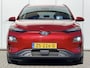 Hyundai Kona Electric EV Premium 64 kWh Automaat / NL auto / Accu SoH 100% / Batterijgarantie 8 jaar 160.000 km / Dealer onderhouden / WLTP 484 km / Warmtepomp / Leder / Navigatie / HUD / Krell audio / Stuur- en stoelverwarming / Stoelventilatie /