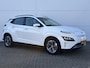 Hyundai Kona Electric EV Comfort 64 kWh / Navi in Apple Carplay/Android Auto / Airco (automatisch) / Cruise control adaptief met Stop&Go / Soh 100 % /