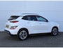 Hyundai Kona Electric EV Comfort 64 kWh / Navi in Apple Carplay/Android Auto / Airco (automatisch) / Cruise control adaptief met Stop&Go / Soh 100 % /