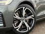 Volvo V60 2.0 T8 Plug-in hybrid AWD Ultra Dark | Custom uitlaat systeem | Bowers & Wilkins | Zwarte hemel | Massage | Stoel ventilatie + Verwarming | Panorama Schuifdak | HUD | Adaptieve Cruise | BLIS | 360° Camera  |Polestar optimized