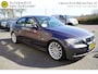 BMW 3-Serie 325I 218PK 6 CYLINDER DYNAMIC EXECUTIVE ORIGINEEL NL KEURIGE STAAT SCHUIF-KANTELDAK TREKHAAK XENON LEDER NAVI CLIMA CRUISECONTROL PDC V+A 18INCH 4X ELECTR.RAMEN/SPIEGELS ENZ...