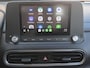 Hyundai Kona Electric EV Comfort Smart 64 kWh Automaat / Dealer onderhouden / Accu SOH 96,70% / Stuur- & Stoelverwarming / CCS Snellader / Navigatie via Apple Carplay of Android Auto / Adaptief cruise control / Achteruitrijcamera / Keyless Entry/Start /