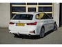 BMW 3-Serie Touring 318i Automaat! High Executive Sport BJ2021 Lmv 17" | Led V+A | Pdc | Navi | Afneembare trekhaak | Elek. achterklep | HarmanKardon Audio | Virtual cockpit | Dashboard verlichting | Climate control | Cruise control | Sportstoelen | Verwarmde voorstoelen