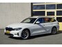 BMW 3-Serie Touring 318i Automaat! High Executive Sport BJ2021 Lmv 17" | Led V+A | Pdc | Navi | Afneembare trekhaak | Elek. achterklep | HarmanKardon Audio | Virtual cockpit | Dashboard verlichting | Climate control | Cruise control | Sportstoelen | Verwarmde voorstoelen