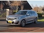 BMW iX1 xDrive30 Launch Edition 67 kWh | M-Pakket | Harman Kardon | Sfeerverlichting | Camera | Apple Carplay | NL-Auto |