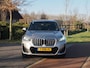BMW iX1 xDrive30 Launch Edition 67 kWh | M-Pakket | Harman Kardon | Sfeerverlichting | Camera | Apple Carplay | NL-Auto |