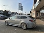 Toyota Corolla Touring Sports 1.8 Hybrid Dynamic Manhattan Grey, mooiste kleur Automaat stoel- en stuurverwaming / parkeersensoren voor en achter / Blind Spot Monitor / afneembare trekhaak / winterbandenset / Apple Carplay / Android Auto / parkeercamera / Toyota 10 jaar garantie progr
