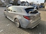 Toyota Corolla Touring Sports 1.8 Hybrid Dynamic Manhattan Grey, mooiste kleur Automaat stoel- en stuurverwaming / parkeersensoren voor en achter / Blind Spot Monitor / afneembare trekhaak / winterbandenset / Apple Carplay / Android Auto / parkeercamera / Toyota 10 jaar garantie progr